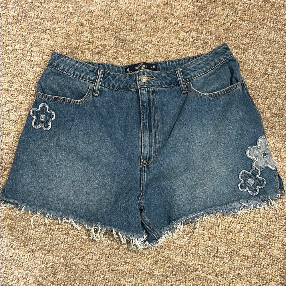 Hollister Ultra High-Rise Vintage Relaxed Mom short 3”Denim Embroidery Cutoff 15